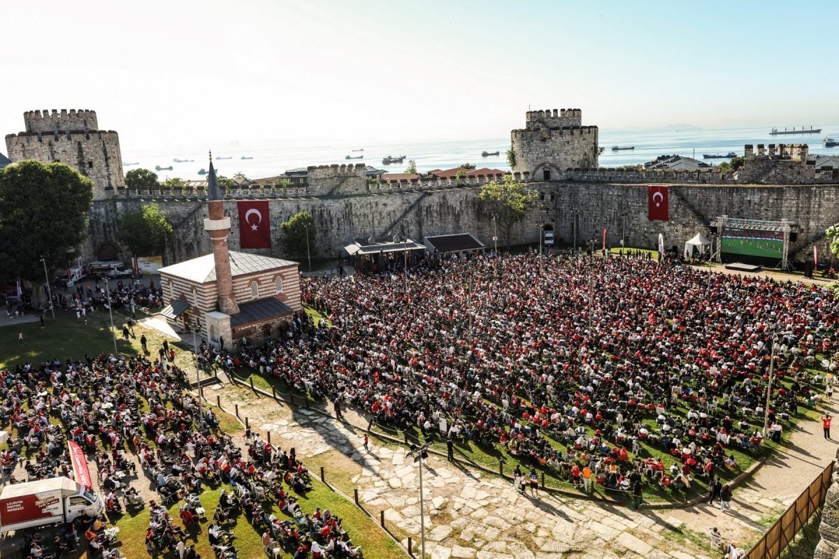 Turquia proíbe transmissão de jogo da Copa ao ar livre para 'não distrair os estudos'