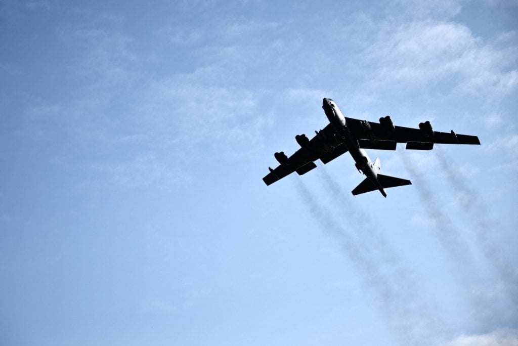 Bombardeiro dos EUA cai em base aérea na Califórnia
