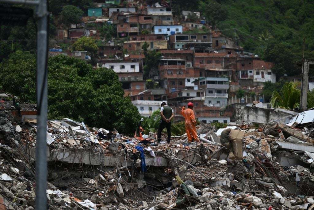 Menino de 3 anos é resgatado no 6º dia após terremotos na Venezuela