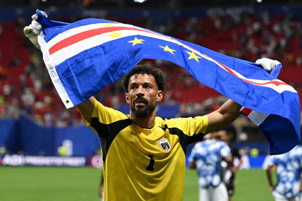 Orgulho, cinema e futebol contra as trevas