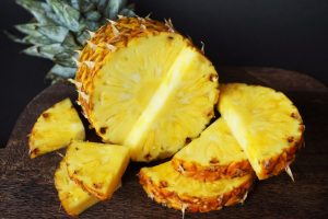 Por que Vinícius Júnior come abacaxi antes dos jogos? Veja os benefícios da fruta