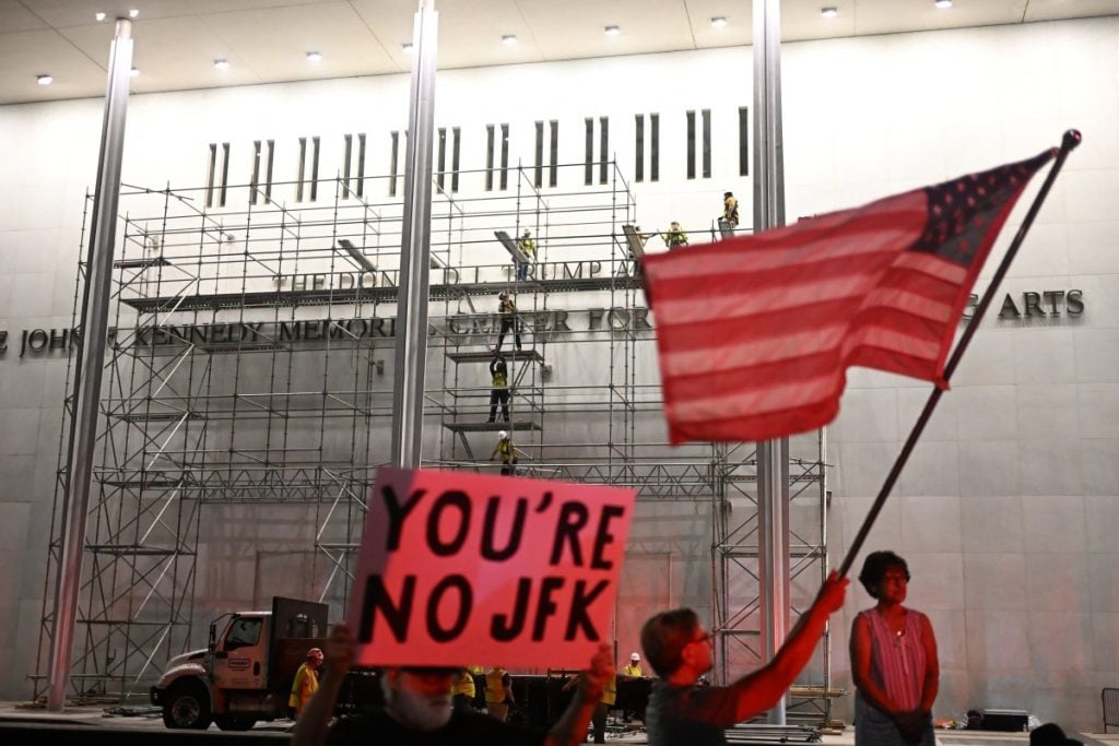 Remoção do nome de Trump do Kennedy Center começa após decisão judicial