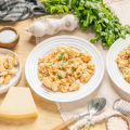 Aprenda a fazer arroz de frango cremoso e rico em proteína e sabor