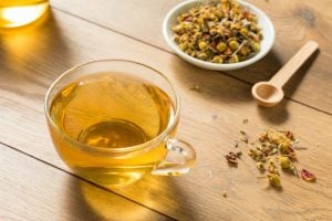 Aprenda 3 receitas de chá caseiro para melhorar a indigestão