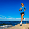 Corrida, futevôlei e beach tennis: 5 lesões comuns causadas por esportes na areia
