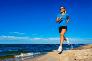 Corrida, futevôlei e beach tennis: 5 lesões comuns causadas por esportes na areia