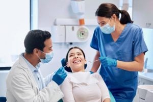 4 sinais de que os energéticos podem estar prejudicando seus dentes