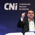 No palco da indústria, Flávio Bolsonaro e Zema vendem um Brasil de privatizações