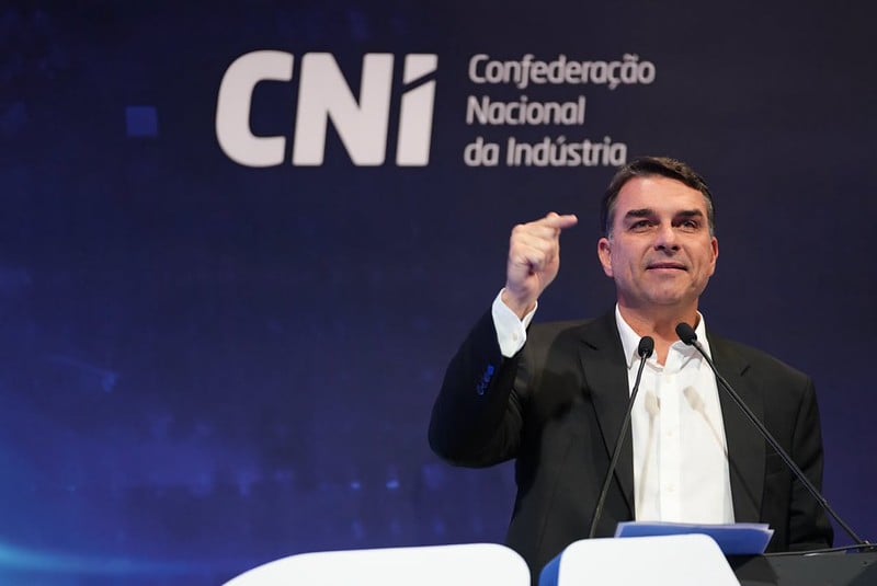 No palco da indústria, Flávio Bolsonaro e Zema vendem um Brasil de privatizações