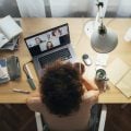 Metade dos freelancers do Brasil entrou no modelo por necessidade e ainda não saiu dessa condição