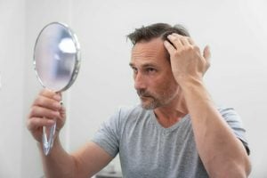 Queda de cabelo: 5 sinais de que a perda dos fios exige atenção