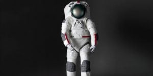 O astronauta veste Prada 