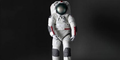 O astronauta veste Prada 