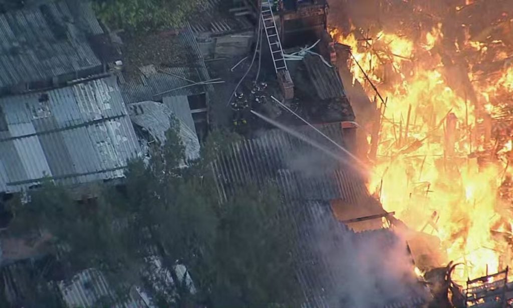 Incêndio de grandes proporções atinge a região da comunidade de Paraisópolis, em São Paulo