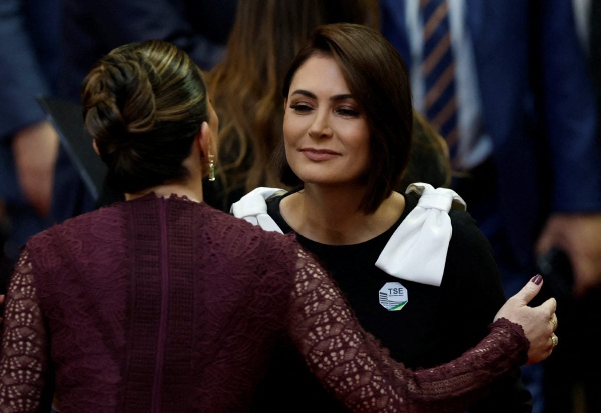 Michelle ignora campanha de Flávio Bolsonaro e fru