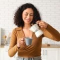 Chá verde pode substituir o café? Entenda os efeitos de cada bebida no organismo