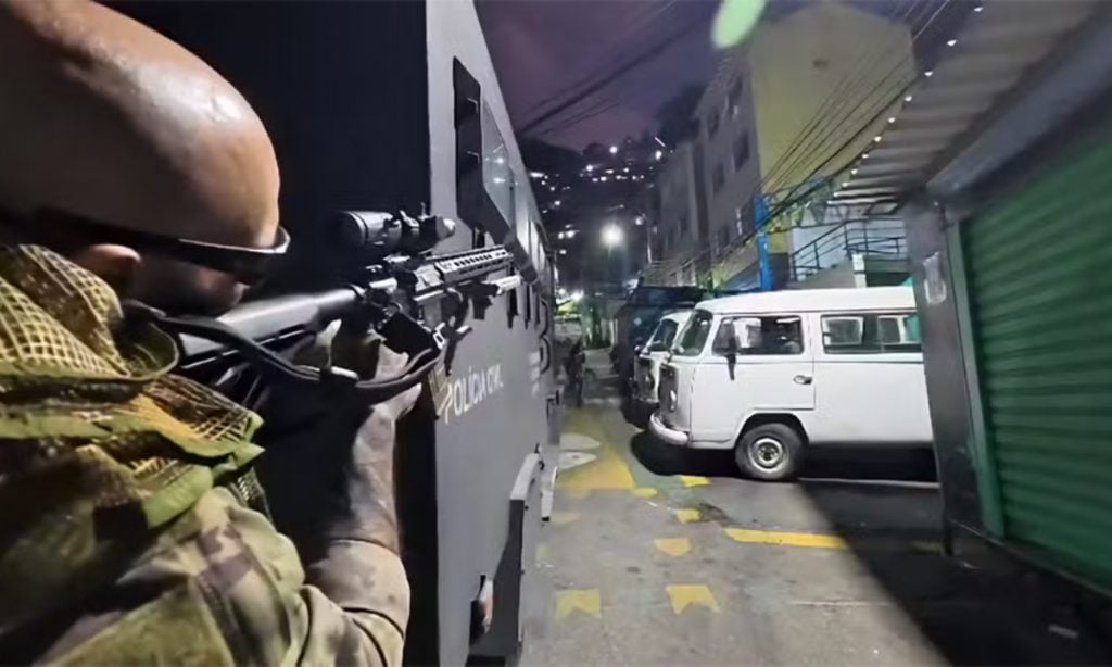 Homem é baleado em ônibus durante operação policial no Rio
