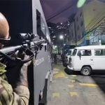 Homem é baleado em ônibus durante operação policial no Rio