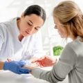 Psoríase: conheça os sintomas da doença e fatores que podem desencadear crises