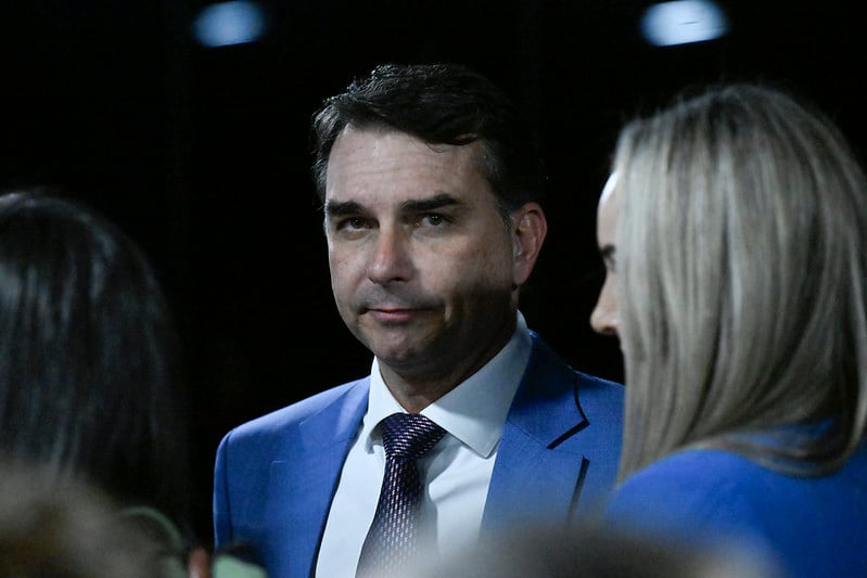 A menos de 100 dias da eleição, Flávio repete principal desafio de Bolsonaro em 2022: conquistar as mulheres