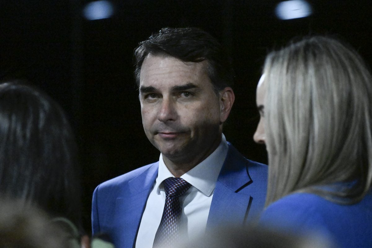A nova tentativa de Flávio Bolsonaro de atrair o eleitorado feminino