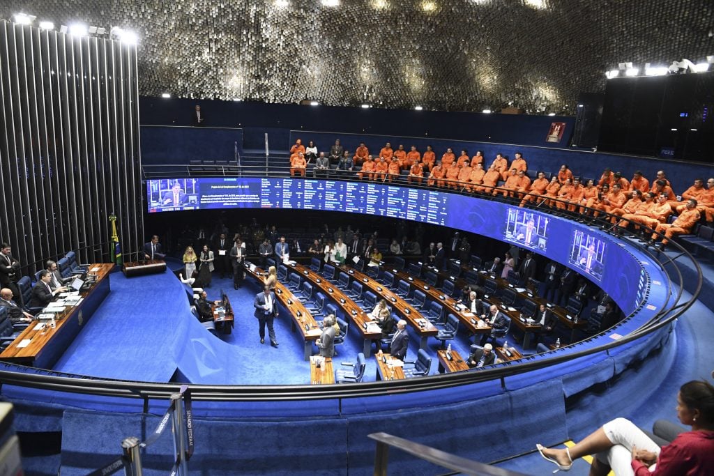 Senado aprova penas maiores em crimes contra professores e médicos
