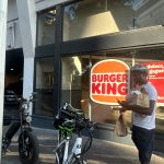 ‘Contraí câncer de pele, mas mesmo assim preciso trabalhar’: a rotina de entregadores sob o calor extremo da França