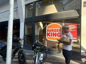 ‘Contraí câncer de pele, mas mesmo assim preciso trabalhar’: a rotina de entregadores sob o calor extremo da França