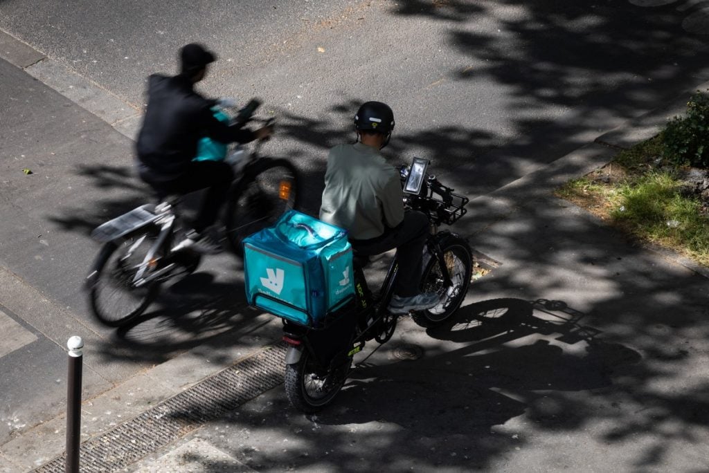 França: empresas de delivery vão suspender entregas em caso de calor extremo