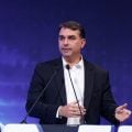 ‘Hoje em dia não tenho relação com ela’, dia Flávio Bolsonaro sobre Michelle