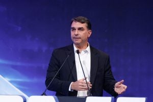 'Hoje em dia não tenho relação com ela', dia Flávio Bolsonaro sobre Michelle