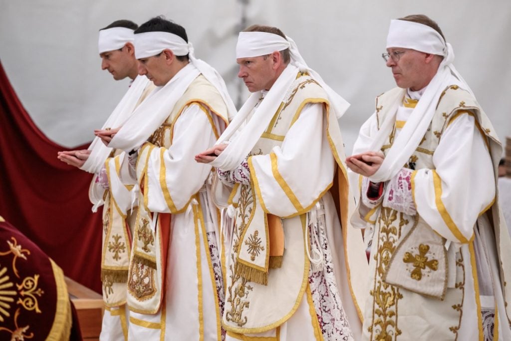 Comunidade tradicionalista desafia o Vaticano e ordena quatro bispos