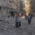 Maior ataque russo contra Kiev desde o início da guerra deixa pelo menos 17 mortos