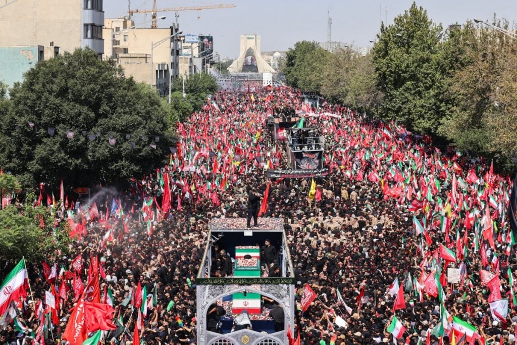 Multidão comparece ao cortejo fúnebre de Ali Khamenei no Irã