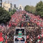 Multidão comparece ao cortejo fúnebre de Ali Khamenei no Irã
