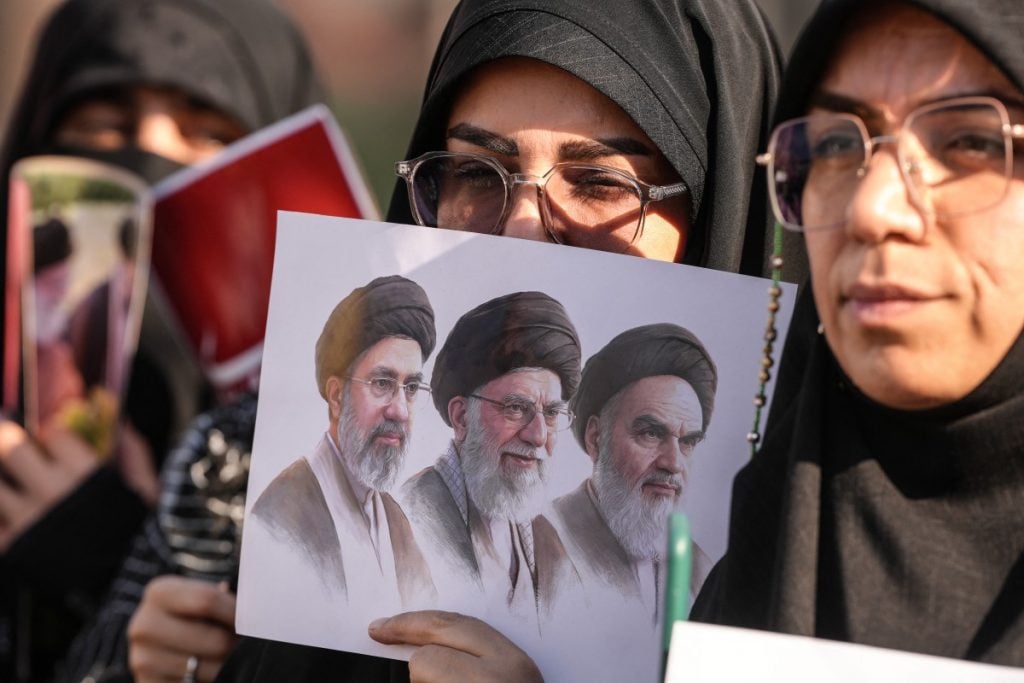 Irã inicia nova era política após sepultamento de Khamenei