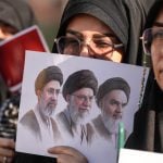 Irã inicia nova era política após sepultamento de Khamenei