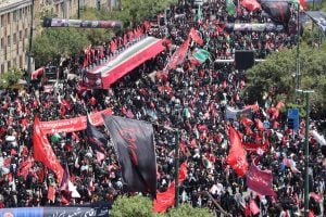 Irã sepulta Ali Khamenei em meio a pedidos de vingança