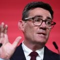 Andy Burnham é nomeado novo líder trabalhista para suceder Starmer como primeiro-ministro britânico