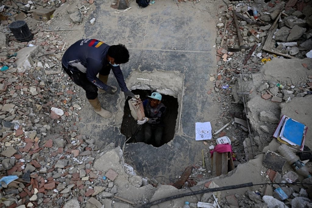 Buscas por desaparecidos continuam um mês após terremotos na Venezuela