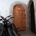 Mulher é presa na França por manter cinco bebês mortos em casa