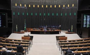 Câmara aprova suspender a prescrição para condenado que fugir da prisão