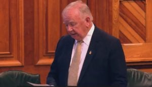 Deputado do Canadá comete gafe e lê texto de IA em discurso; assista