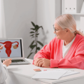 Menopausa induzida: conheça as causas e os impactos na saúde da mulher