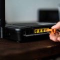 Sua rede Wi-Fi está lenta? Saiba como identificar e proteger sua conexão de intrusos