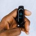 Pulseira usa sensores musculares e IA para traduzir linguagem de sinais em fala e texto em tempo real