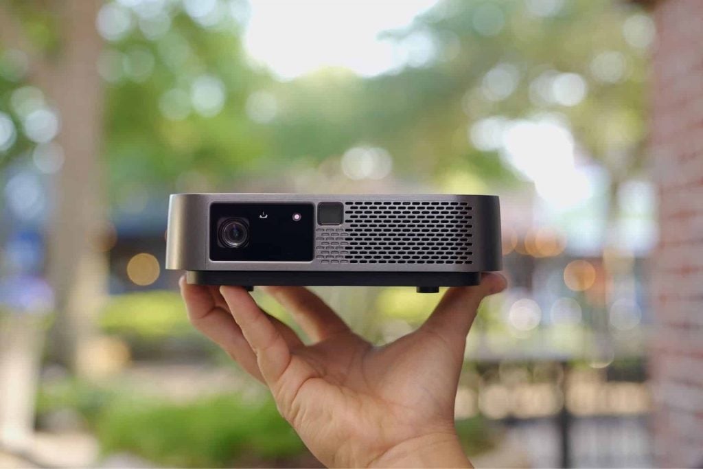 A TV está ficando pequena? Chegada da AWOL Vision ao Brasil reforça avanço dos projetores na sala de estar