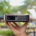 A TV está ficando pequena? Chegada da AWOL Vision ao Brasil reforça avanço dos projetores na sala de estar