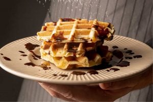 Máquina de waffles vertical: design e praticidade que transformam a cozinha
