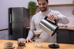 Qual a melhor chaleira elétrica para a rotina? Veja o que avaliar antes da compra